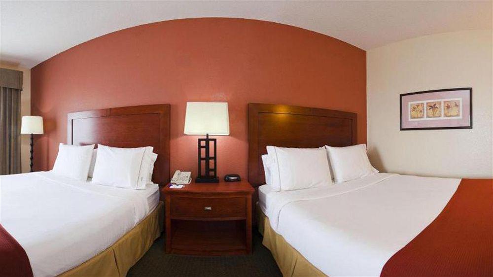 Holiday Inn Express Hotel & Suites Bedford By Ihg Extérieur photo
