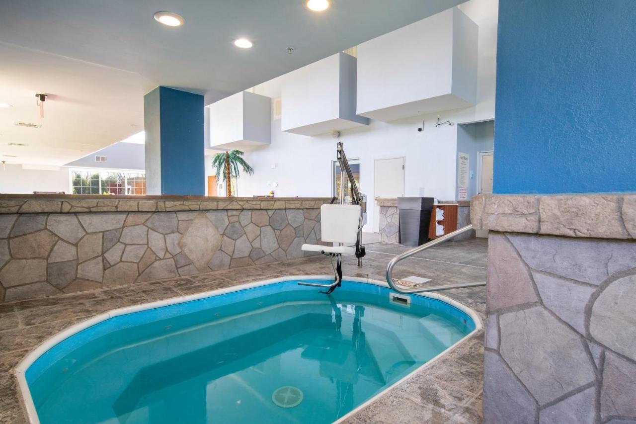 Holiday Inn Express Hotel & Suites Bedford By Ihg Extérieur photo