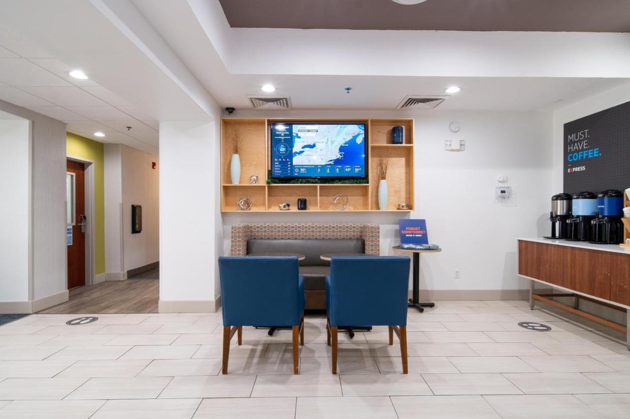 Holiday Inn Express Hotel & Suites Bedford By Ihg Extérieur photo