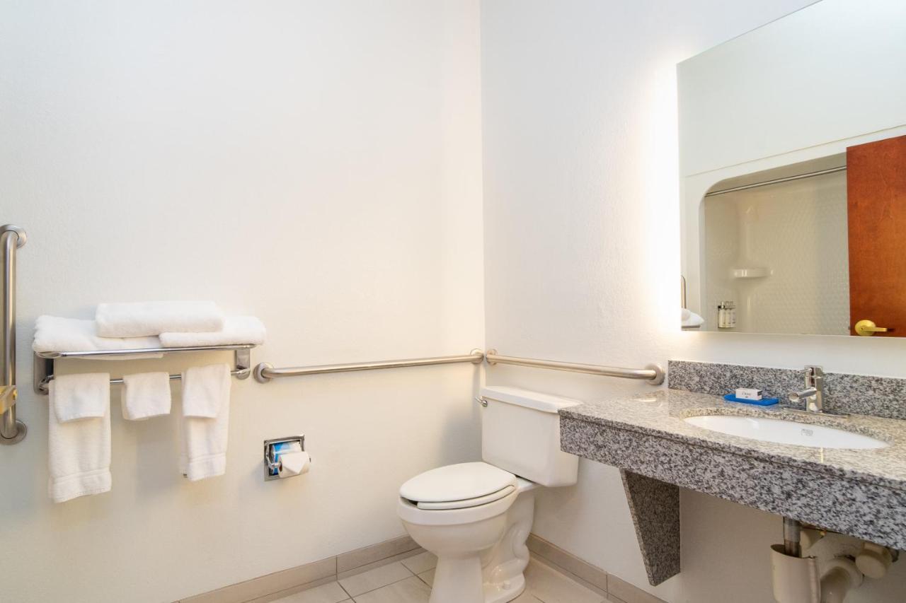 Holiday Inn Express Hotel & Suites Bedford By Ihg Extérieur photo