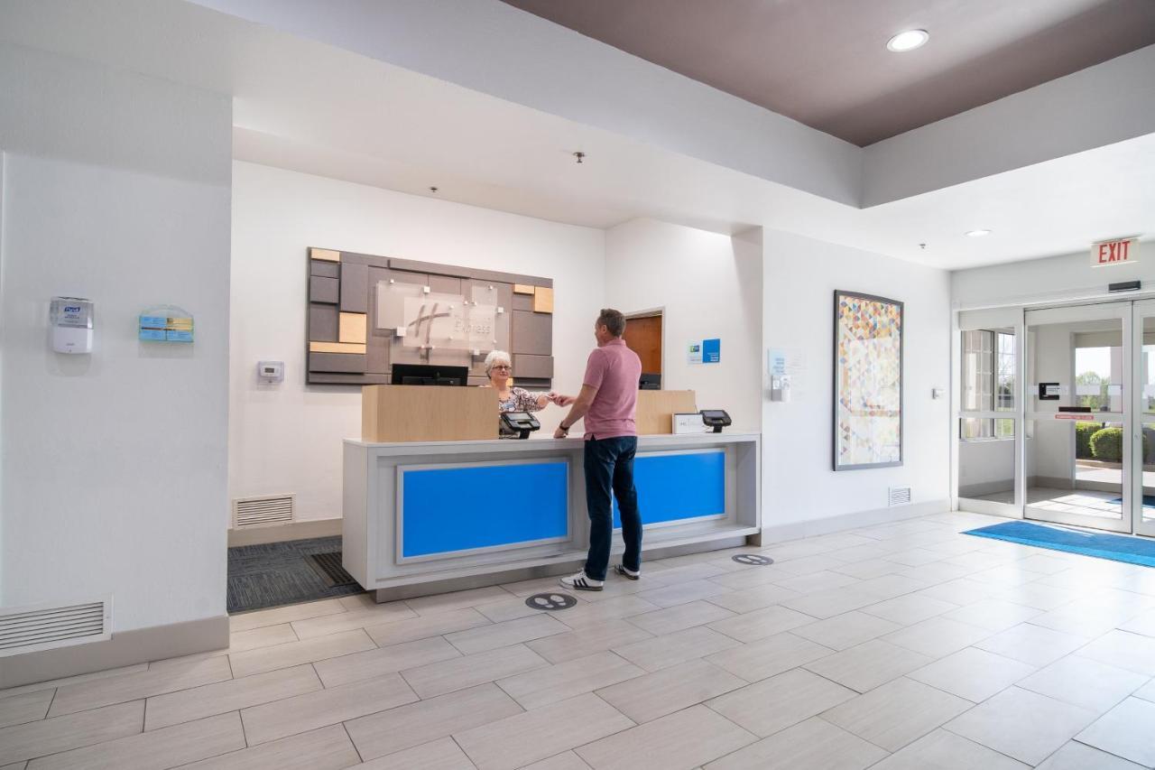 Holiday Inn Express Hotel & Suites Bedford By Ihg Extérieur photo