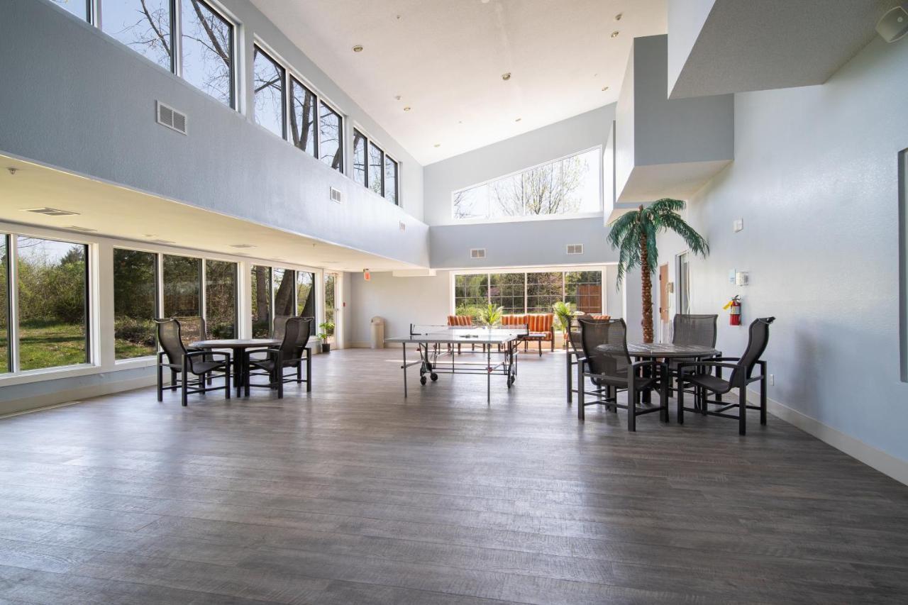 Holiday Inn Express Hotel & Suites Bedford By Ihg Extérieur photo