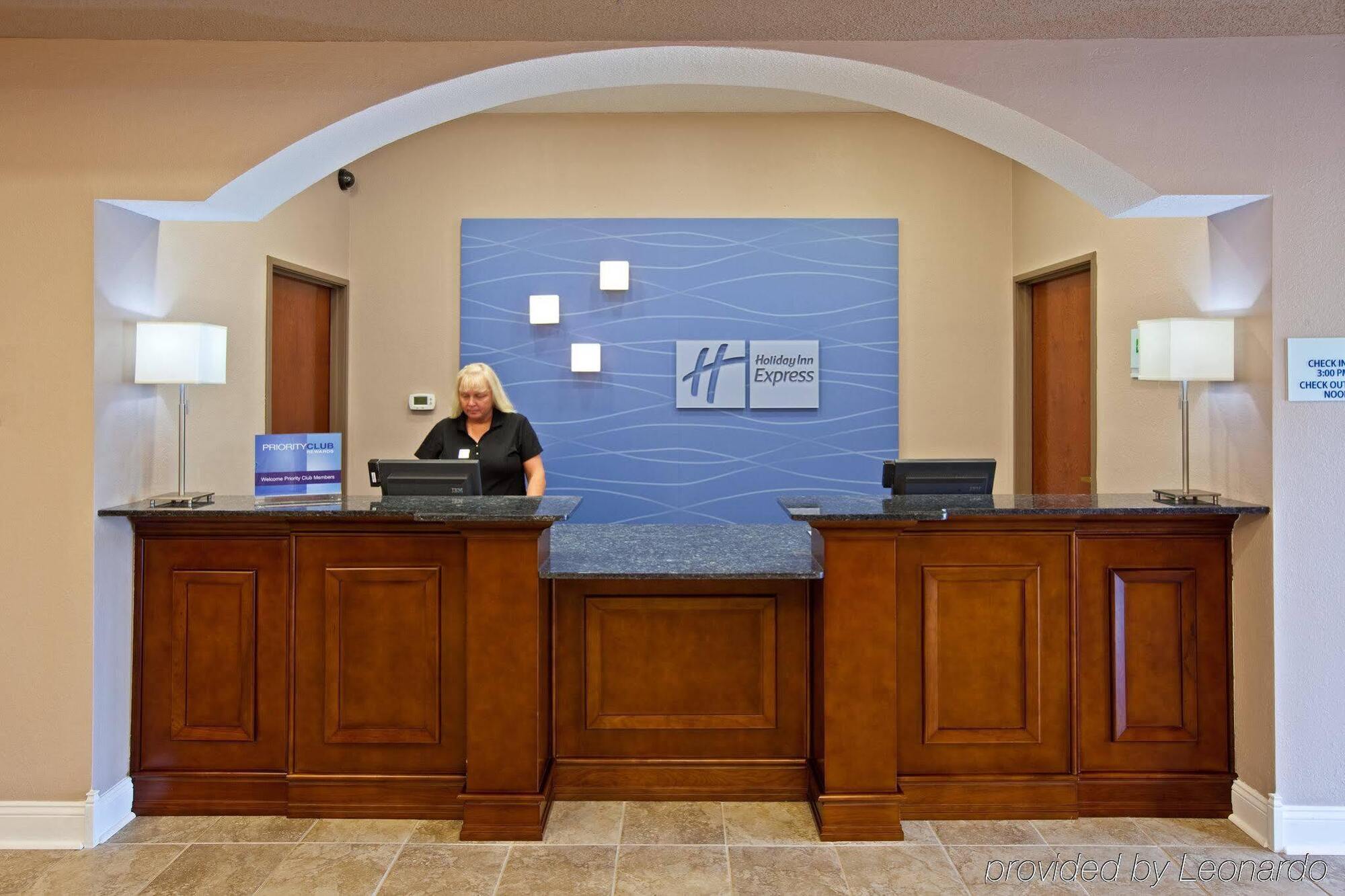 Holiday Inn Express Hotel & Suites Bedford By Ihg Extérieur photo